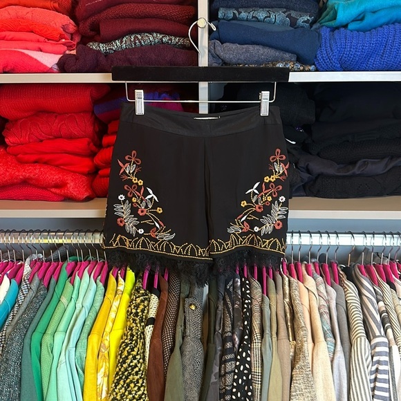 Willow & Clay black with brown/yellow/white embroidery shorts size 0 - Picture 1 of 3